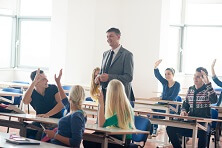 Studenten mit dem Lehrer